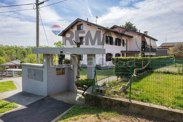 appartamento in vendita a Carnago in zona Rovate
