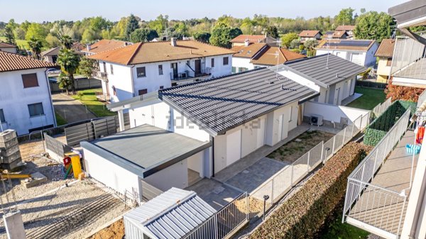 casa indipendente in vendita a Carnago in zona Rovate