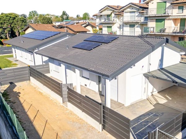 casa indipendente in vendita a Carnago in zona Rovate