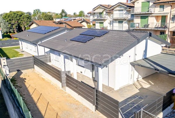 casa indipendente in vendita a Carnago in zona Rovate