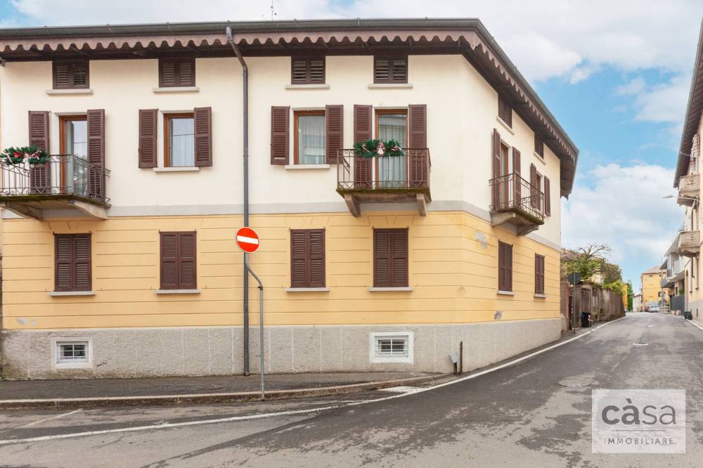casa indipendente in vendita a Carnago