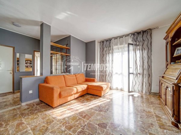 casa indipendente in vendita a Carnago
