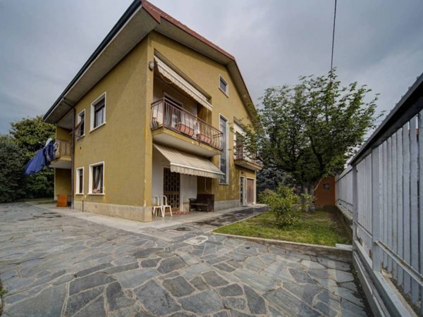 casa indipendente in vendita a Carnago in zona Rovate