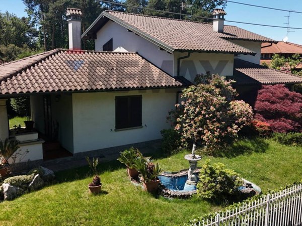 casa indipendente in vendita a Carnago