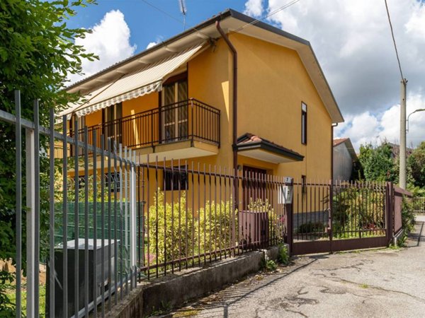 casa indipendente in vendita a Carnago