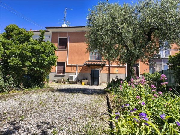 casa indipendente in vendita a Carnago