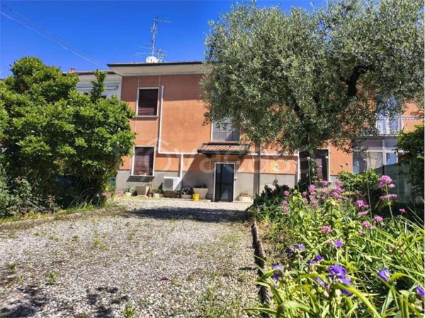 casa indipendente in vendita a Carnago