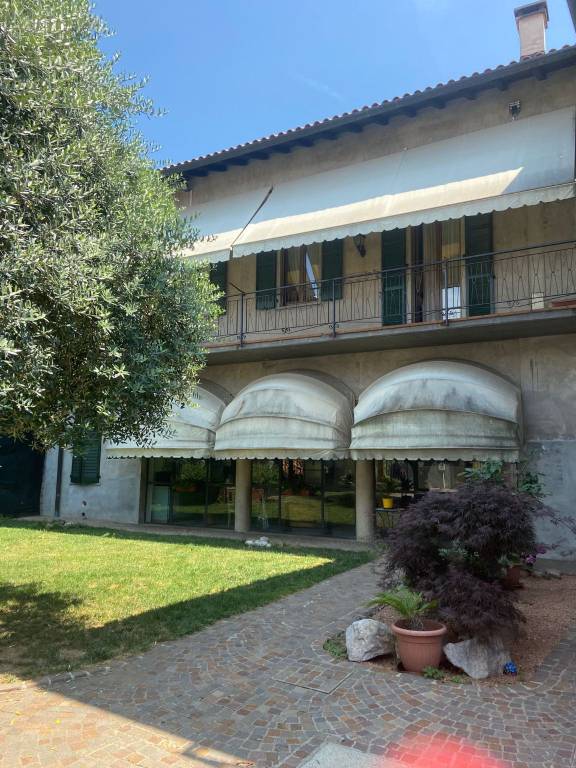 casa indipendente in vendita a Carnago in zona Rovate