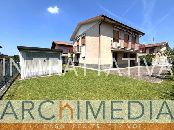 casa indipendente in vendita a Carnago in zona Rovate