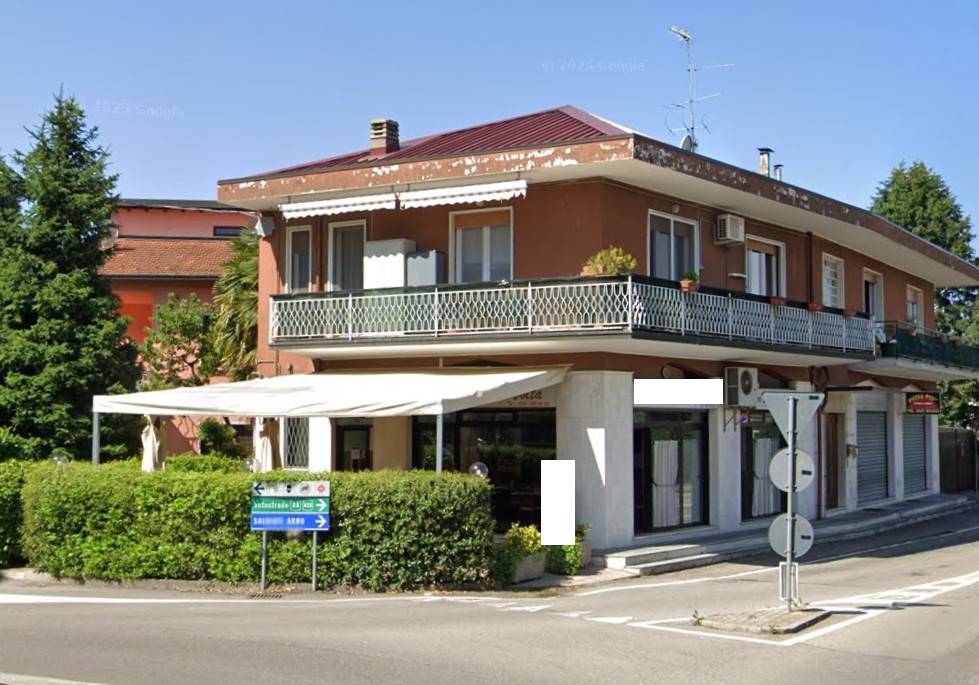 negozio in vendita a Carnago in zona Rovate