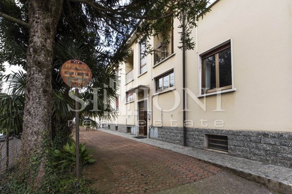 appartamento in vendita a Carnago in zona Rovate