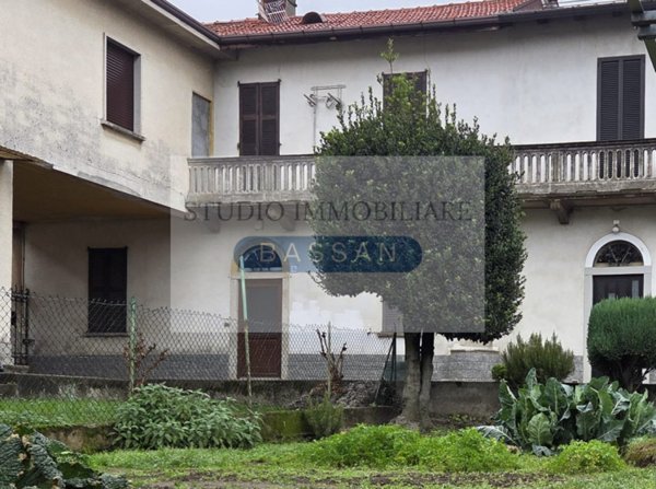 appartamento in vendita a Carnago in zona Rovate