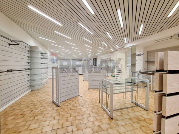 locale commerciale in vendita a Carnago
