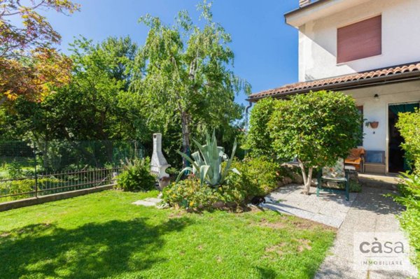 casa indipendente in vendita a Carnago