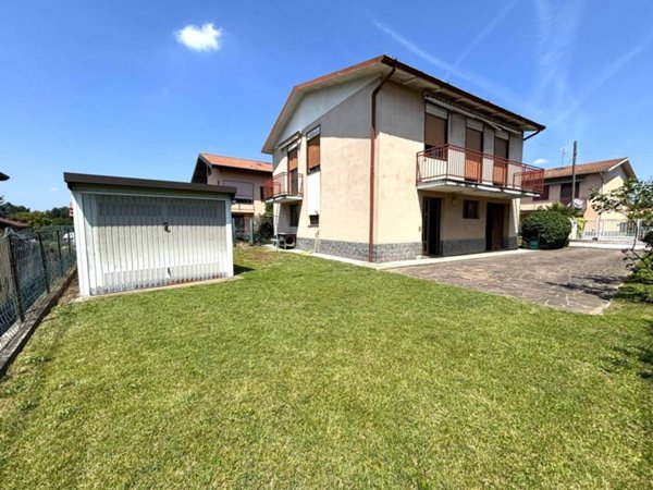 casa indipendente in vendita a Carnago in zona Rovate
