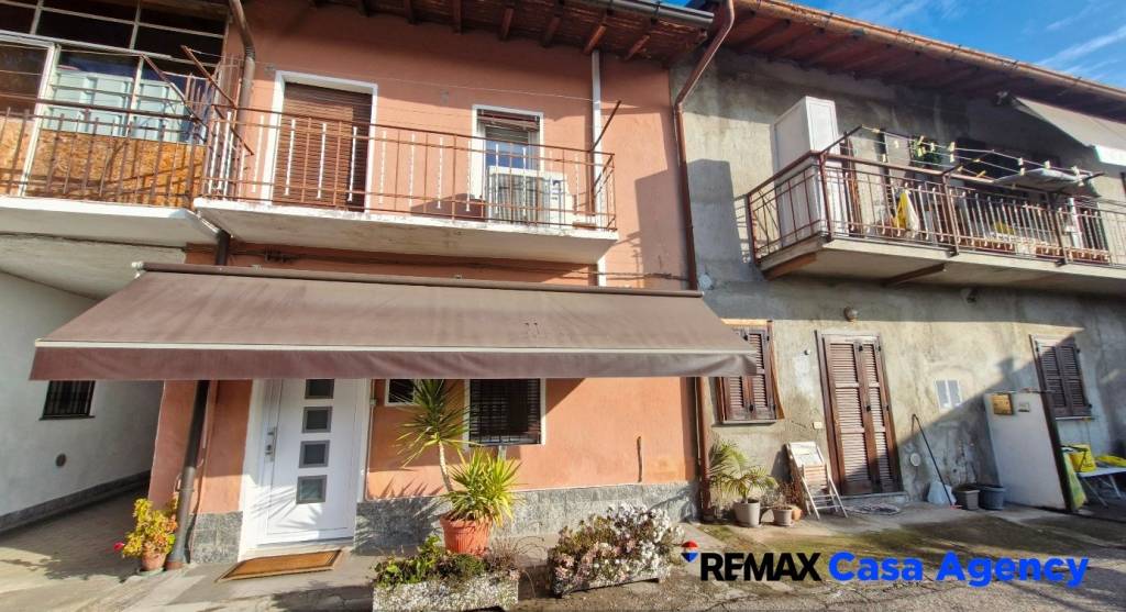 casa indipendente in vendita a Carnago in zona Rovate