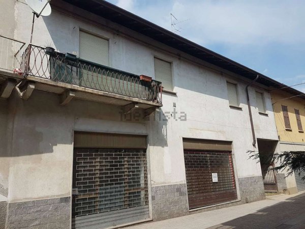appartamento in vendita a Carnago in zona Rovate