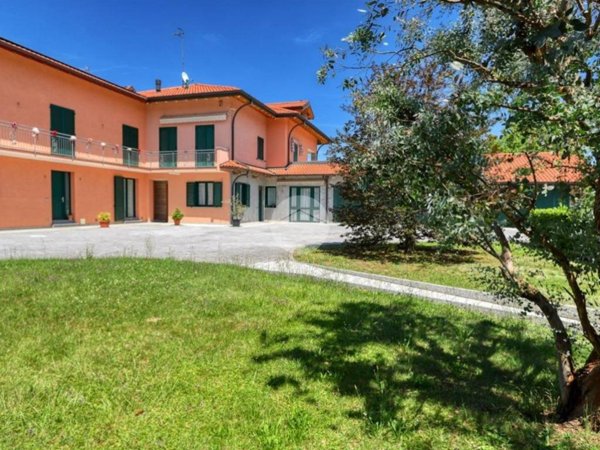 appartamento in vendita a Carnago in zona Rovate