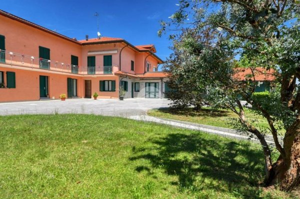 appartamento in vendita a Carnago in zona Rovate