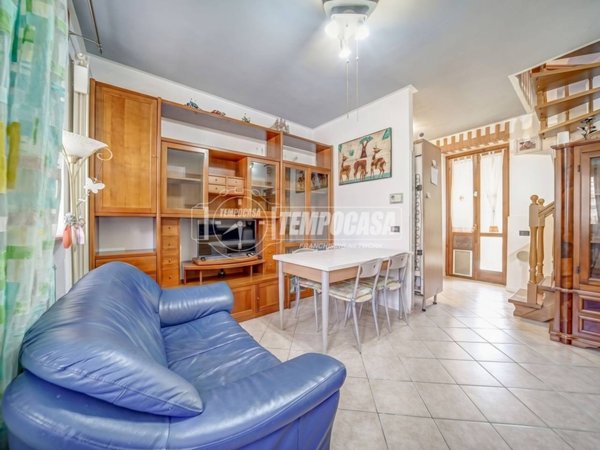 casa indipendente in vendita a Carnago in zona Rovate