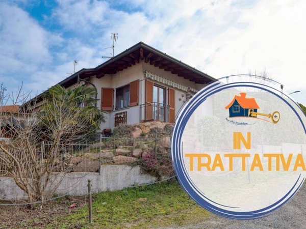 casa indipendente in vendita a Carnago in zona Rovate
