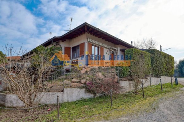 casa indipendente in vendita a Carnago in zona Rovate