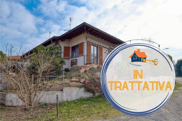 casa indipendente in vendita a Carnago in zona Rovate