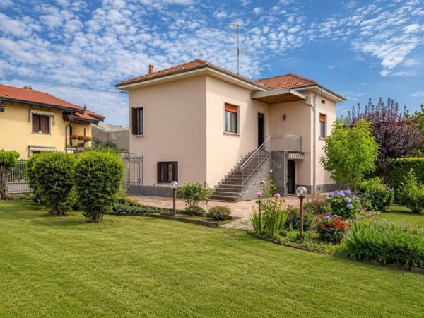 casa indipendente in vendita a Carnago in zona Rovate