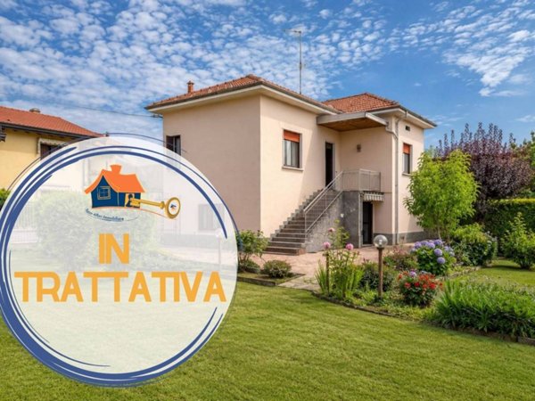 casa indipendente in vendita a Carnago in zona Rovate