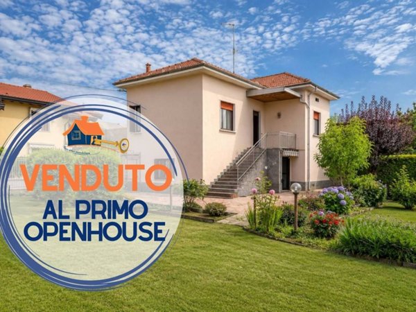 casa indipendente in vendita a Carnago in zona Rovate