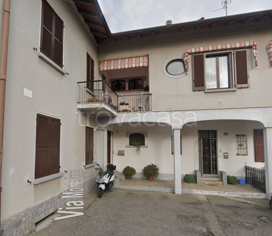 appartamento in vendita a Carnago in zona Rovate