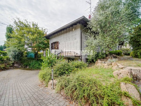 casa indipendente in vendita a Carnago in zona Rovate