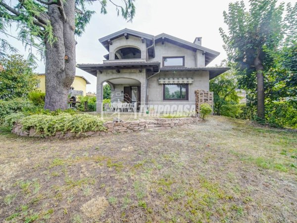 casa indipendente in vendita a Carnago in zona Rovate