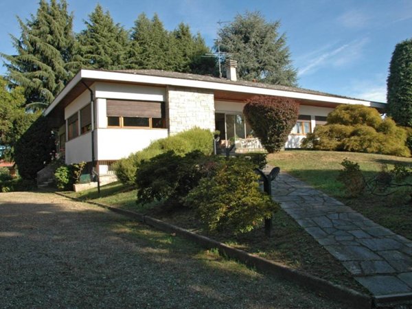 casa indipendente in vendita a Carnago in zona Rovate