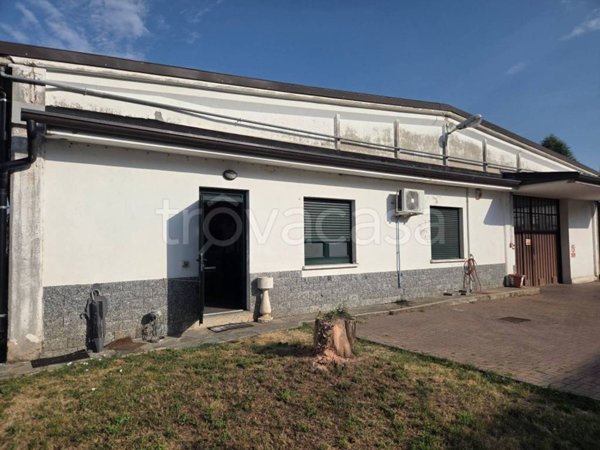 locale commerciale in vendita a Carnago