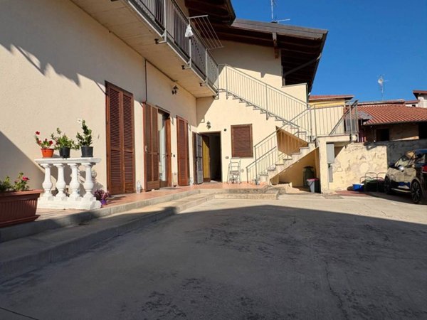 appartamento in vendita a Carnago in zona Rovate