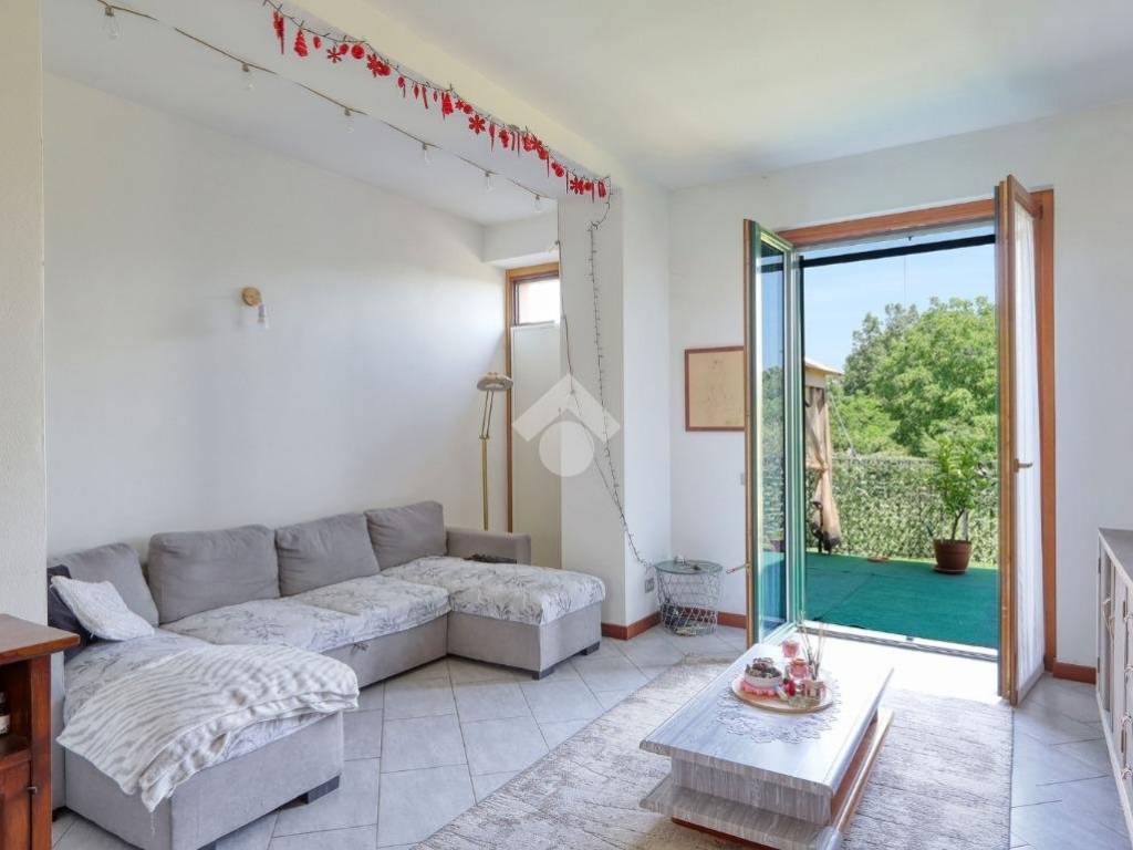 casa indipendente in vendita a Carnago in zona Rovate