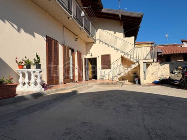 appartamento in vendita a Carnago in zona Rovate