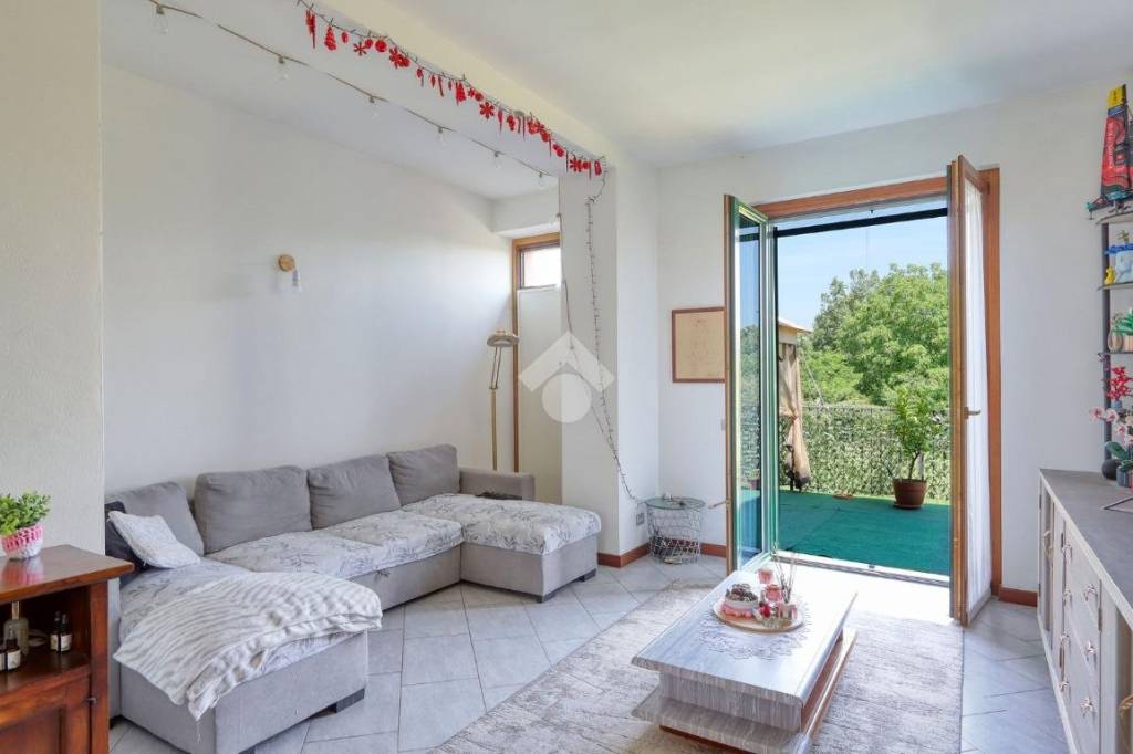 casa indipendente in vendita a Carnago in zona Rovate
