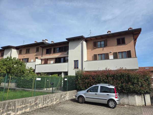 appartamento in vendita a Carnago in zona Rovate