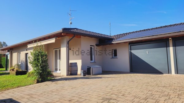 casa indipendente in vendita a Carnago in zona Rovate