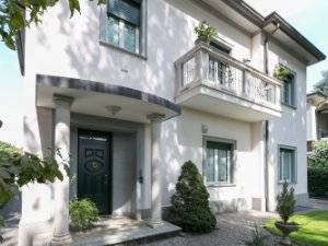 casa indipendente in vendita a Caronno Pertusella