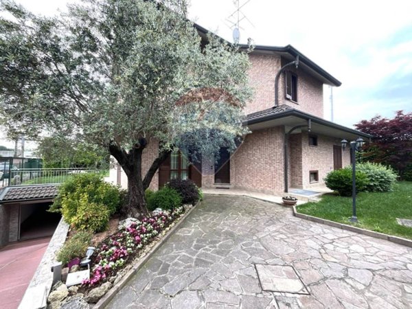 casa indipendente in vendita a Caronno Pertusella
