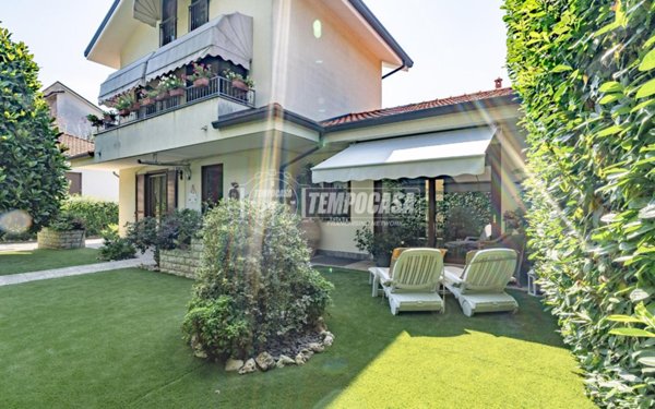 casa indipendente in vendita a Caronno Pertusella