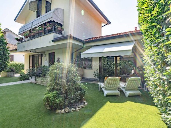 casa indipendente in vendita a Caronno Pertusella