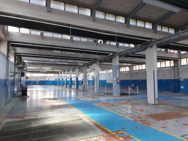 capannone in vendita a Caronno Pertusella