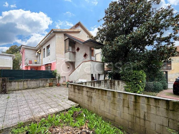 appartamento in vendita a Caronno Pertusella