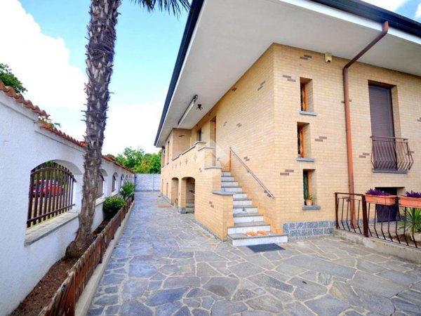 appartamento in vendita a Caronno Pertusella