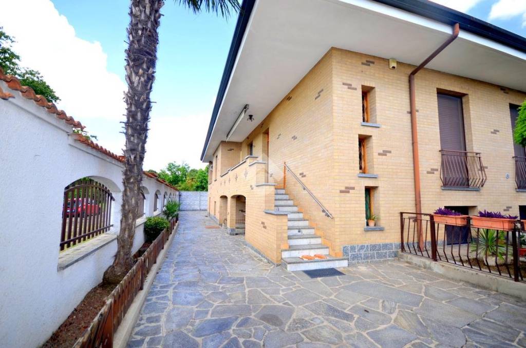 casa indipendente in vendita a Caronno Pertusella
