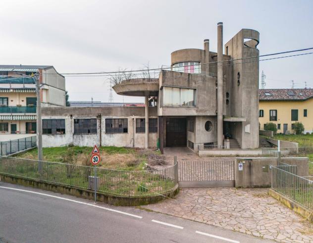 locale commerciale in vendita a Caronno Pertusella